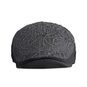 Boina gris oscuro con flores de encaje, tejido texturizado y visera de protección solar