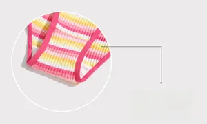 Dettaglio ravvicinato di intimo in cotone a righe colorate con cuciture elastiche a coste