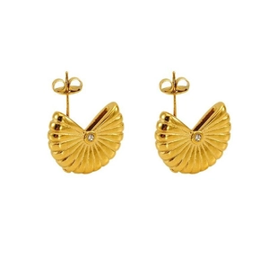Détails de boucles d'oreilles dorées plissées en éventail avec zircon central incrusté