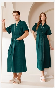 Dettaglio dell'accappatoio verde scuro assorbente con eleganti profili bianchi