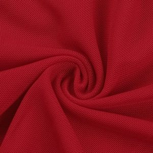 Makroaufnahme von dunkelrotem Netzstoff mit feiner Stricktextur und eleganten Lagen