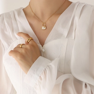 Élégant Collier Pendentif Mini Sac à Main en Acier au Titane Avec Perle d'Imitation et Coquillage Blanc Bijoux Femme