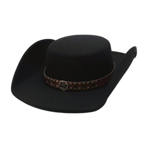 Detalle de sombrero de vaquero de lana negra con banda de cuero marrón y emblema plata
