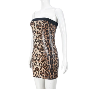 Détail de paillettes léopard sur une robe moulante bustier sexy avec finition brillante