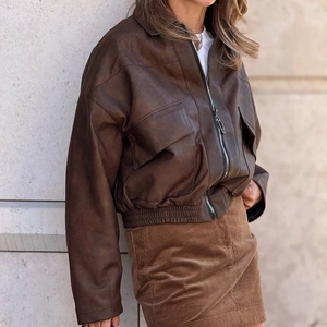 Giacca bomber vintage in pelle marrone PU abbinata a gonna di velluto a coste