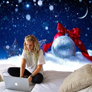 Weihnachtlicher Sternenhimmel Wandteppich mit silberner Kugel und roter Seidenschleife