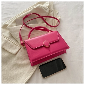 Détail du sac à main trapèze rose rouge avec fermeture aimantée et bandoulière réglable