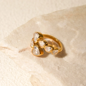 Détail de la bague en acier inoxydable plaqué or 18k avec zircons étincelants en cœur