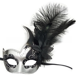 Dettaglio maschera veneziana argento con decori glitterati e piume nere di classe