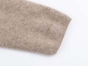 Dettaglio della manica in maglia color avena con morbida texture mohair e polsini a coste
