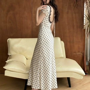 Dettaglio dell'abito a pois bianchi con elegante inserto in pizzo nero sulla schiena