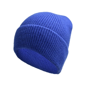 Dettaglio del berretto in maglia blu reale che mostra la texture e il design con risvolto