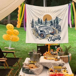 Détail de tapisserie de camping blanc cassé avec illustration de montagne et thème aventure
