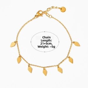 Détail d'une chevillère en acier titane doré avec sept pendentifs losanges et chaîne réglable