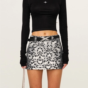Détail d'une jupe cargo léopard à taille haute avec ceinture à boucle métallique en X