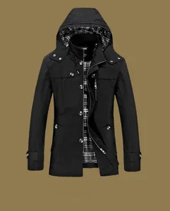 Detalle de chaqueta con capucha para hombre con forro interior de cuadros blancos y negros