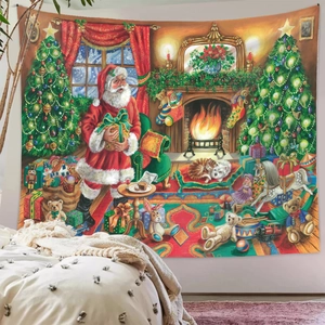Detail eines Weihnachtswandteppichs mit Weihnachtsmann, Kamin und geschmückten Bäumen
