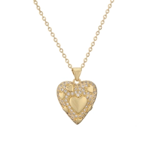 Collier avec pendentif cœur plaqué or et cristaux scintillants sur fond blanc