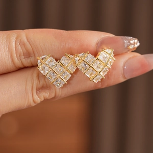 Vue macro de boucles d'oreilles en V plaquées or 18 carats avec pavé de zircons carrés