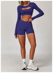 Vorderansicht von High-Waist V-Schnitt Yoga-Shorts und bauchfreiem Langarm-Oberteil