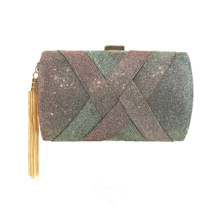 Macro di una pochette glitterata con cornice in metallo dorato e nappa lunga in seta