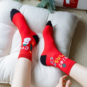 Chaussettes de Noël en coton avec motifs bonhomme de neige et sapin en rouge festif