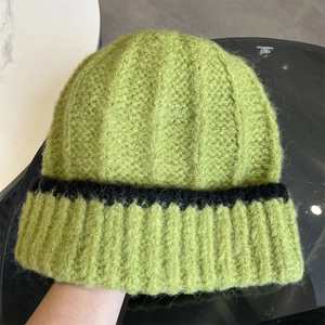 Bonnet en maille vert herbe pour femme avec rayure noire pour l'automne et l'hiver