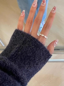 Nahaufnahme von s925 Muschelring aus Silber mit Sternen-Nagelkunst und Farbverlauf