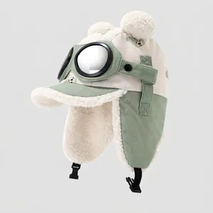 Detail der Kinderfliegermütze mit grünem Kord, Lammwollfutter und dekorativer Pilotenbrille