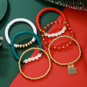 Détail du lot de bracelets de Noël en argile avec charms Merry Believe et déco sapin