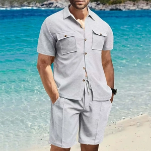 Conjunto de camisa y pantalón corto gris claro con textura de gofre frente al mar