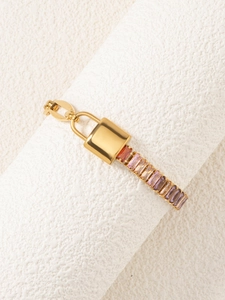Dettaglio del bracciale con lucchetto in oro 18k e zirconi rettangolari arcobaleno