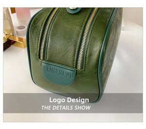 Détail de la trousse de maquillage en cuir PU vert foncé avec doubles fermetures éclair
