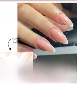 Vista detallada de uñas postizas francesas en forma de óvalo con base rosa claro