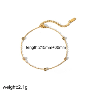Detailansicht der 18K vergoldeten Edelstahl-Fußkette mit Zirkonia-Anhängern und Maßen
