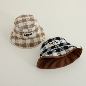 Detailansicht von Vintage-Kinder-Fischerhüten mit Karomuster aus Tweed-Stoff