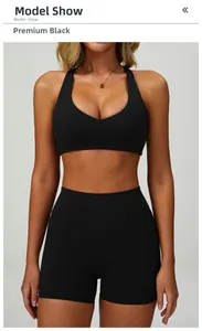 Dettaglio frontale del set da yoga senza cuciture con reggiseno sportivo e pantaloncini