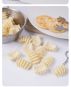 Portachiavi con ciondolo a forma di pasta a spirale color crema e dettagli realistici