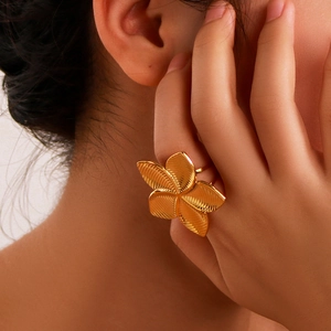 Minimalist 18K gold plated flower ring featuring textured petals and a vintage design