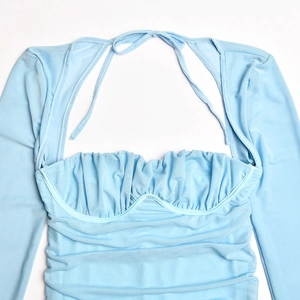 Detail des hellblauen Netzkleides mit Neckholder, gerafftem Design und Bügel-Körbchen