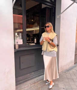 Schicker Urban-Streetstyle mit beige Cargoweste und Satin-Midirock für Damen