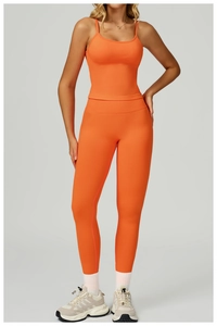 Vue complète de l'ensemble de yoga sans couture orange avec soutien-gorge et legging