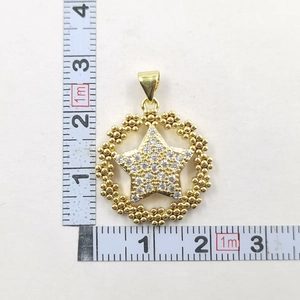 Mesure détaillée d'un pendentif étoile doré avec zircon incrusté et cadre perlé fin