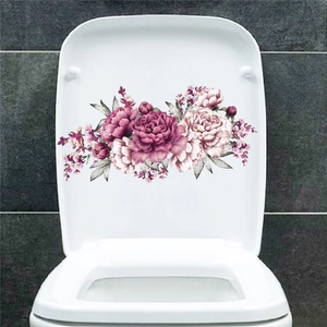 Dettaglio di un elegante adesivo floreale per il coperchio del WC con peonie rosa