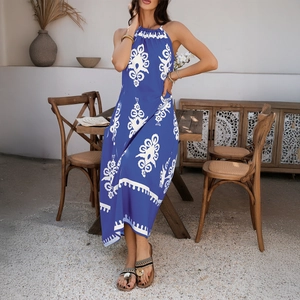Böhmisches blaues Neckholder-Maxikleid mit weißen geometrischen Mustern für den Sommer