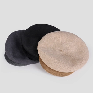 Détail des casquettes octogonales en maille respirante en beige, noir et gris anthracite