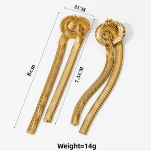 Dettaglio orecchini a nodo in catena a serpente dorata con misure e peso indicati