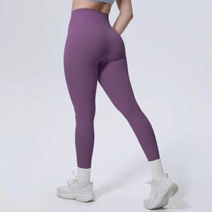 Detailansicht der lila High-Waist-Yogahose mit Po-Push-Up-Effekt und schmaler Passform
