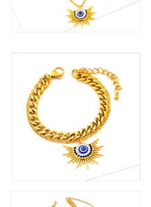 Gros plan sur bracelet chaîne dorée avec pendentif œil maléfique et fleur solaire