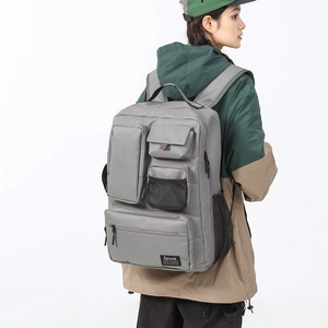 Zaino porta PC grigio con tasche multiple e rete laterale mostrato indossato da un modello